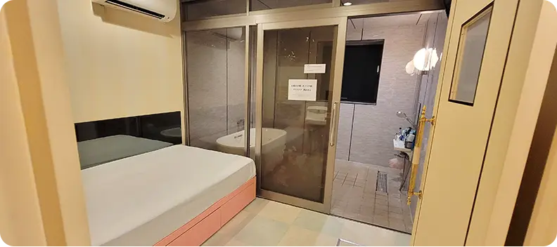 接客スペースとバスルーム